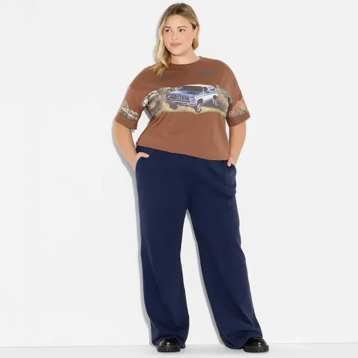 Chevrolet Women‘s Chevy Blazer Oversized Short Sleeve Graphic T-Shirt – Light Brown XL