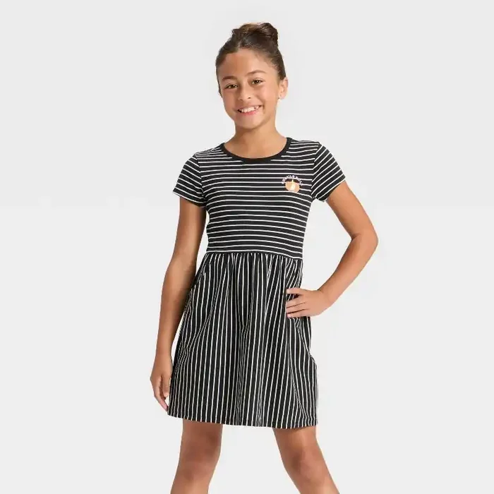 Girls‘ Short Sleeve Halloween Dress – Cat & Jack™ Black XS